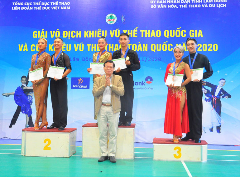 Trao giải cho nội dung Samba trong giải Vô địch Khiêu vũ Thể thao quốc gia
