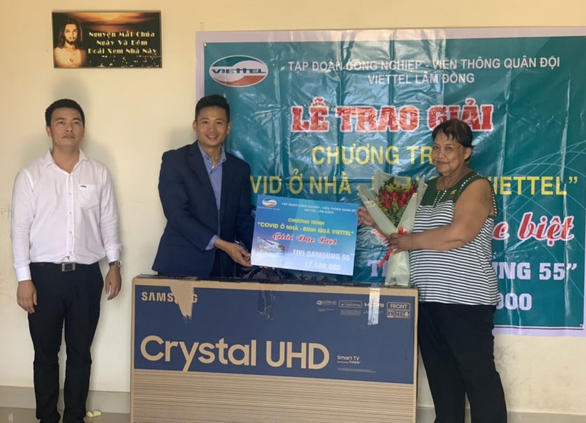 Ông Phùng Bá Thắng - Giám đốc Viettel Lâm Đồng trao Smart TV cho khách hàng Nguyễn Thị Bạch Vân - Thôn Ngọc Sơn 3 xã Phú Sơn, Lâm Hà, Lâm Đồng, tháng 11/2020