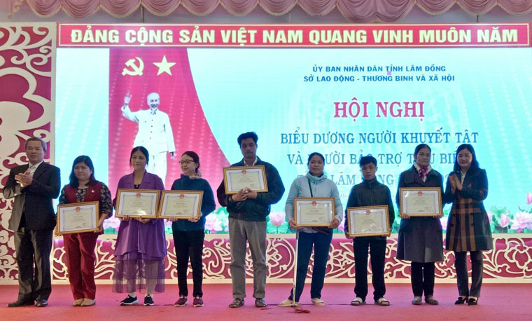 Biểu dương, khen thưởng 83 người khuyết tật và người bảo trợ tiêu biểu