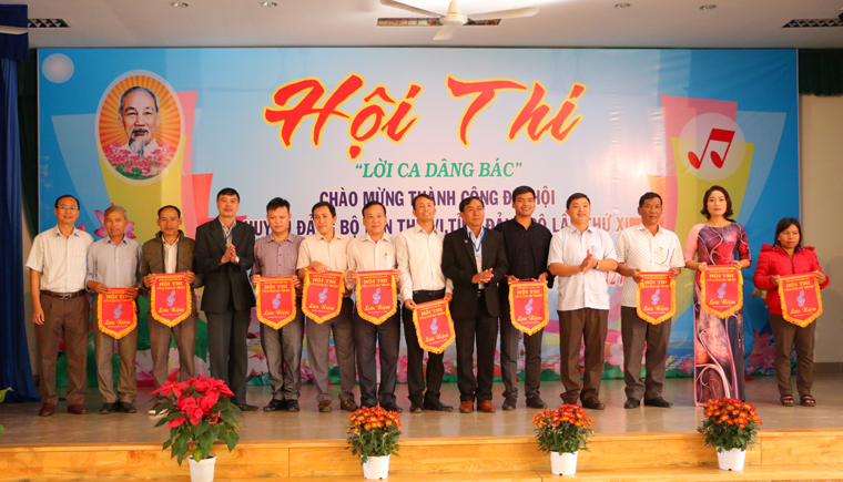 Ban tổ chức trao cờ lưu niệm cho các đội tham gia Hội thi Lời ca dâng Bác năm 2020