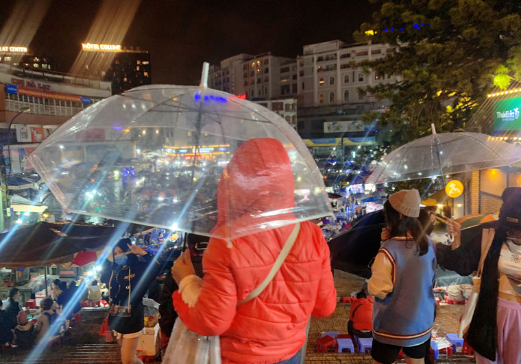 Mở cửa ra, phố vắng ai rồi?