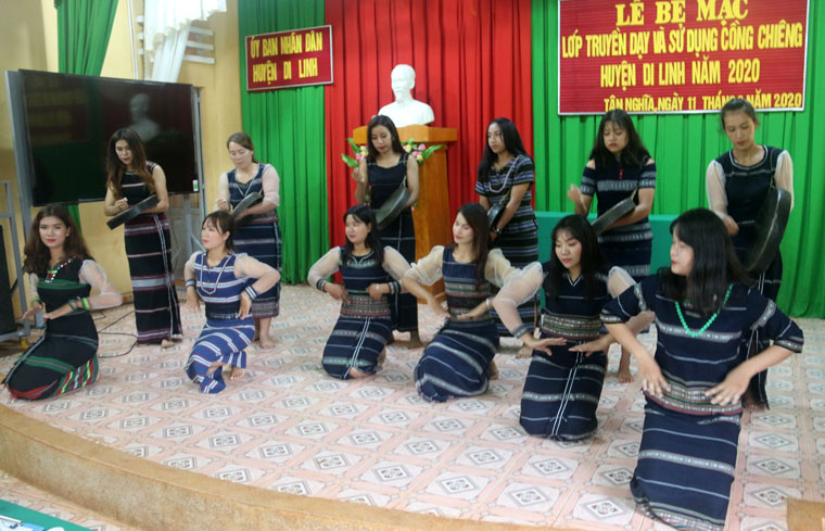 Tiếng chiêng ở làng nữ tướng ngân xa