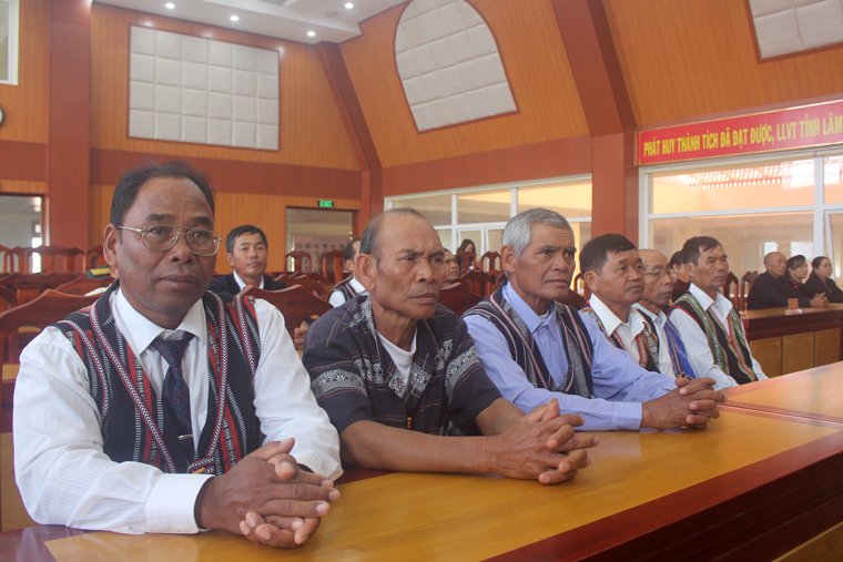 Người uy tín trong vùng đồng bào DTTS đồng hành cùng dân tộc