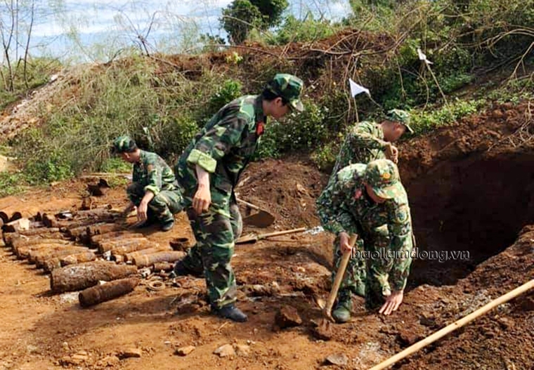 Tháo gỡ, tiêu hủy thành công hơn 800 kg đạn pháo dưới móng nhà dân