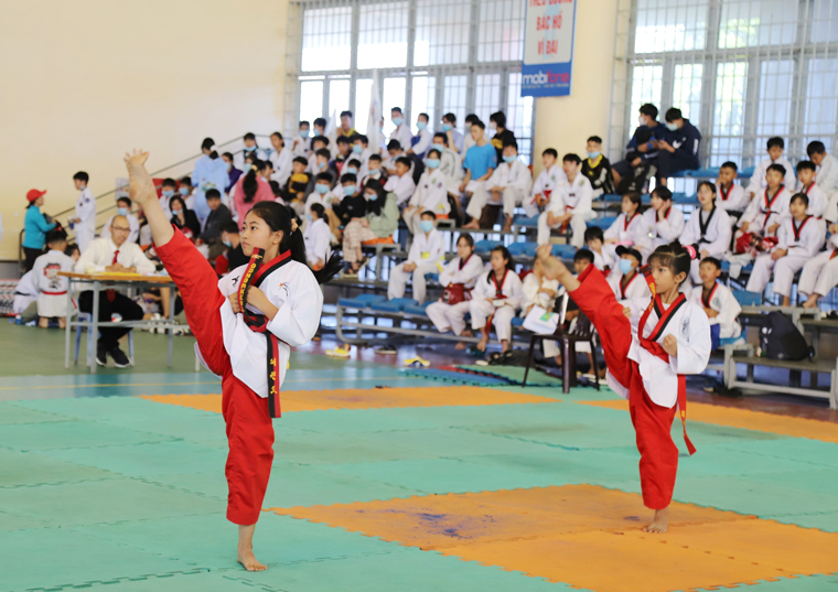 Các VĐV nữ tranh tài tại nội dung biểu diễn quyền