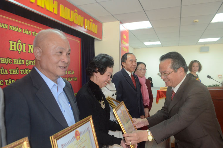 Nhà giáo ưu tú Nguyễn Xuân Ngọc – Chủ tịch Hội Khuyến học tỉnh trao bằng khen của Chủ tịch UBND tỉnh cho các cá nhân có thành tích xuất sắc trong thực hiện Đề án “Đẩy mạnh phong trào học tập suốt đời trong gia đình, dòng họ, cộng đồng đến năm 2020”