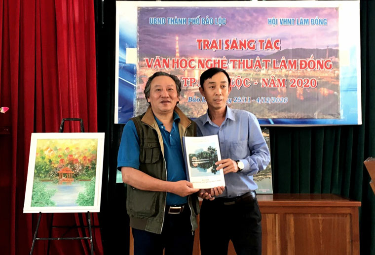 Phó Chủ tịch Hội Văn học Nghệ thuật tỉnh Lâm Đổng Hà Hữu Nết tặng các tác phẩm ảnh nghệ thuật cho Ban Tuyên giáo Thành ủy Bảo Lộc