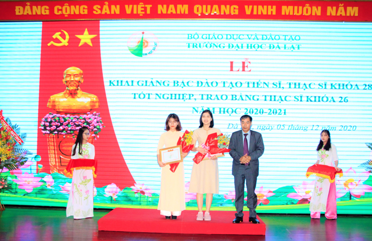 Trường Đại học Đà Lạt khai giảng bậc đào tạo sau đại học khóa 28 và trao bằng thạc sĩ khóa 26