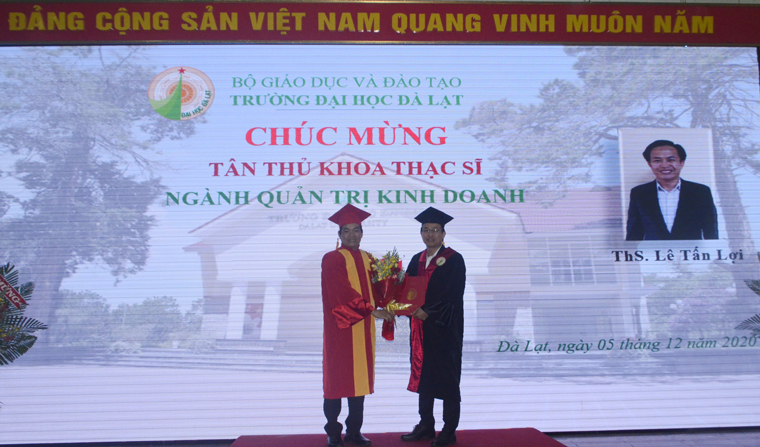 Trao bằng thạc sĩ cho các thủ khoa cao học tốt nghiệp khóa 26