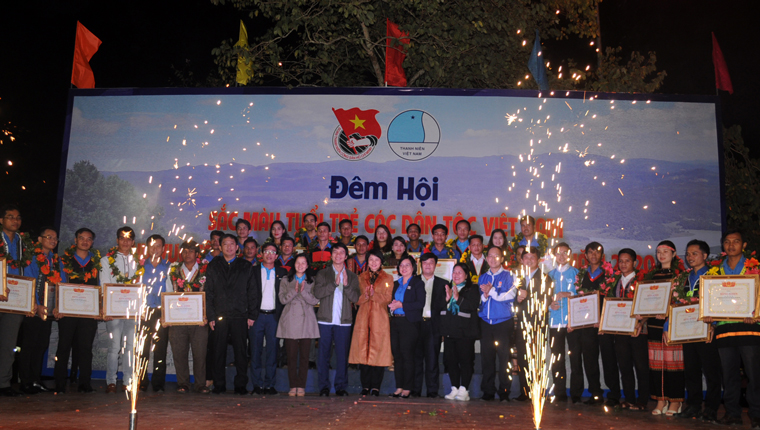 Tuyên dương và trao Bằng khen của Ủy ban Trung ương Hội LHTN Việt Nam cho gương thanh niên có thành tích xuất sắc trong thực hiện Phong trào “Tôi yêu tổ quốc tôi” năm 2020