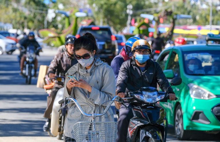 Du khách coi nhẹ việc đeo khẩu trang và giữ khoảng cách phòng, chống dịch Covid-19