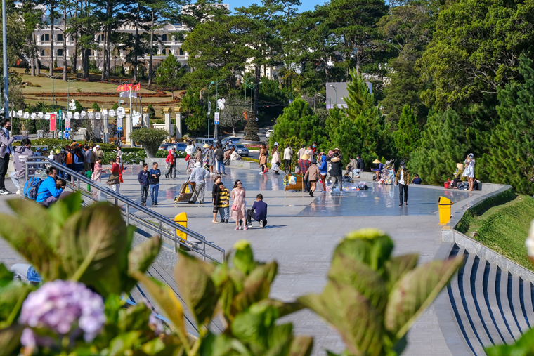 Ngoài những người ý thức phòng dịch thì cũng có nhiều du khách lên Đà Lạt du lịch  còn coi nhẹ việc  đeo khẩu trang, giữ khoảng cách. Trong khi dịch Covid-19 còn tiềm ẩn nhiều nguy cơ bùng phát thì việc người dân buông lỏng công tác phòng, chống dịch sẽ làm  cơ quan chức năng, ngành y tế gặp nhiều khó khăn trong kiểm tra,  kiểm soát dịch bệnh