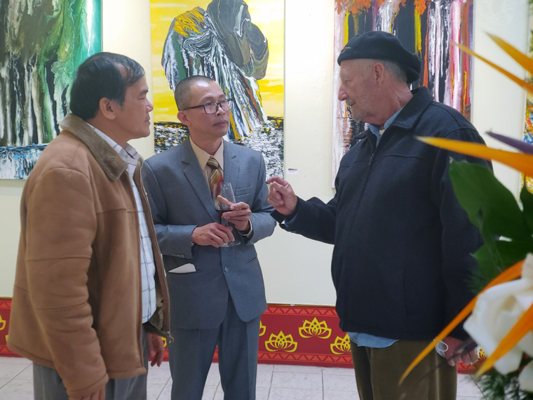Họa sĩ trao đổi ý tưởng sáng tạo với nhà sưu tầm mỹ thuật ngoại quốc