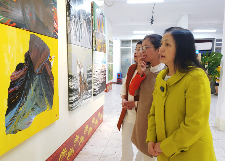 Triển lãm thu hút đông đảo công chúng yêu hội họa