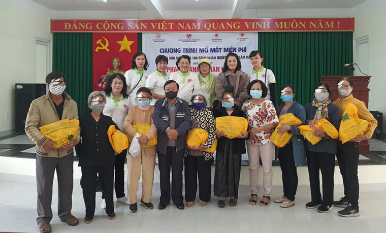 Đem lại ánh sáng cho 300 người nghèo, người cao tuổi