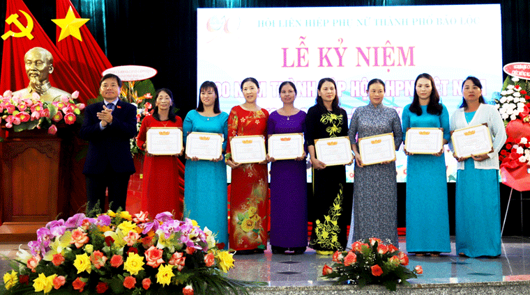 Phụ nữ khẳng định vai trò, vị thế trong thời đại mới
