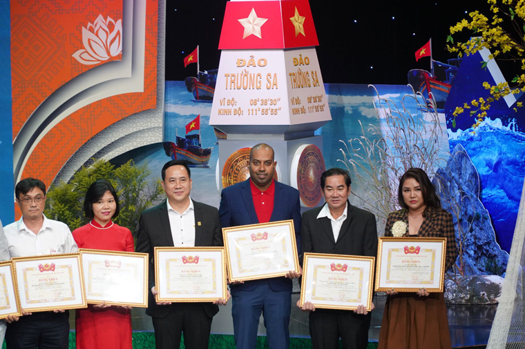 Đại diện Vietjet (thứ 3, từ phải sang) nhận bằng khen 