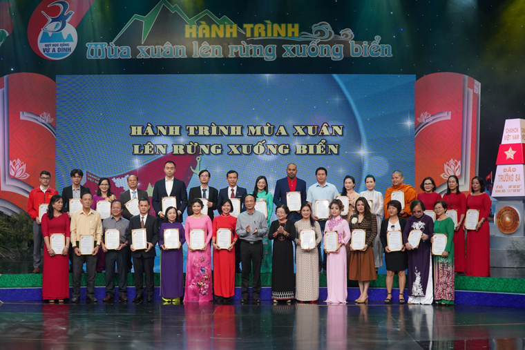 Trao kỷ niệm chương cho các nhà hảo tâm đóng góp cho Quỹ học bổng Vừ A Dính