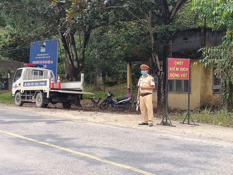 Chốt kiểm soát, phòng chống bệnh tả lợn châu Phi trên tỉnh lộ 721, xã Đạ Kho