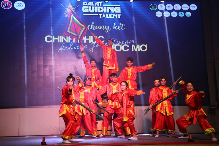 Chương trình cũng lôi cuốn khán giả bởi các tiết mục văn nghệ có tiết tấu nhanh, mạnh, sôi động, rất phù hợp với tuổi trẻ…