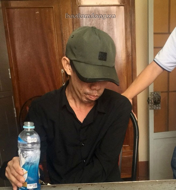 Kiểm tra túi quà, phát hiện đối tượng tàng trữ chất ma túy