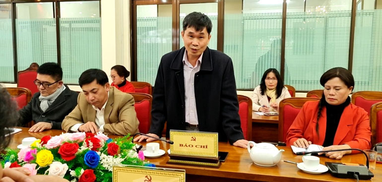 Nhà báo Chu Quốc Hùng - Trưởng đại diện Thông tấn xã Việt Nam tại Lâm Đồng đặt câu hỏi tại hội nghị giao ban báo chí
