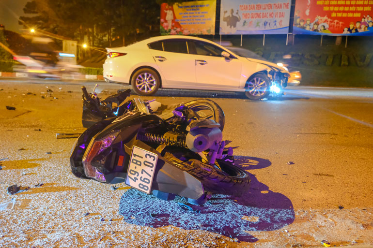 Xe máy tông tô tô, thanh niên bị trọng thương