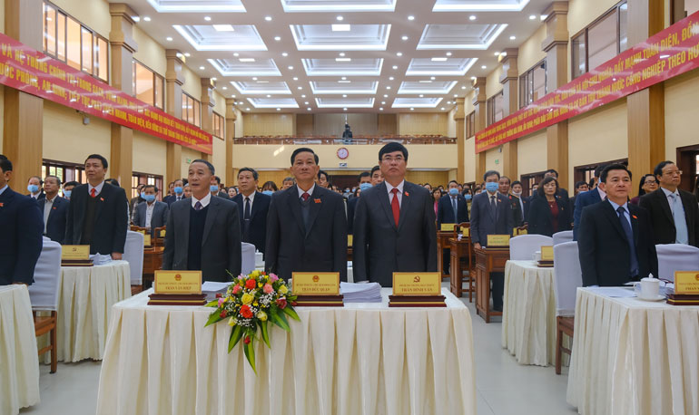 Các đại biểu làm nghi thức chào cờ khai mạc Kỳ họp thứ 17 HĐND tỉnh khoá IX tại Hội trường Tỉnh uỷ Lâm Đồng sáng nay