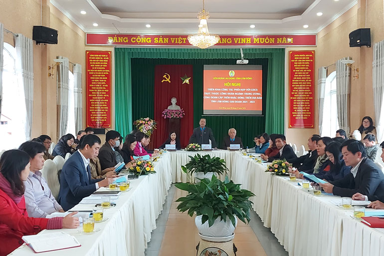 Đồng chí Hoàng Liên - Chủ tịch Liên đoàn Lao động tỉnh phát biểu tại hội nghị