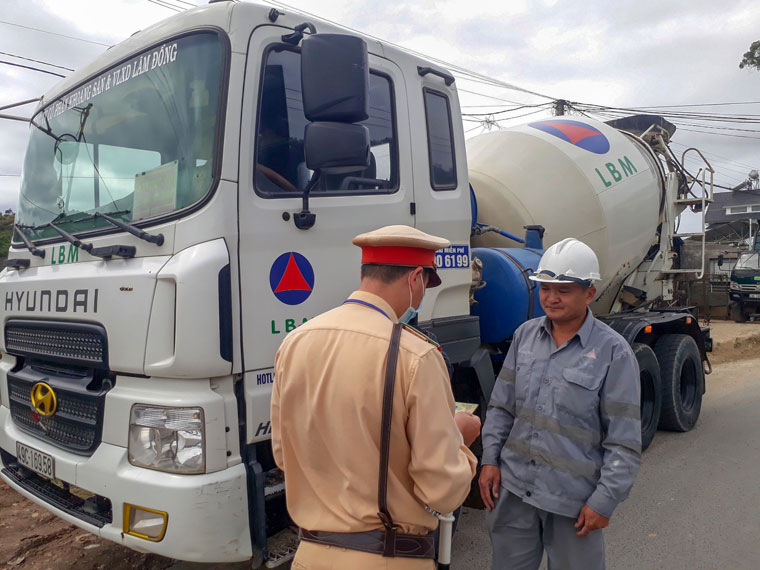 Thấy CSGT kiểm tra, cả chục xe ben đồng loạt ngừng chạy