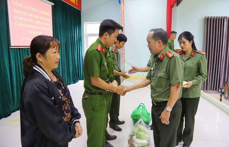 Công an tỉnh quyên góp ủng hộ miền Trung thêm gần 250 triệu đồng