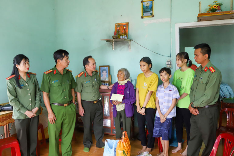 Đoàn đến thăm, tặng quà gia đình thân nhân cán bộ chiến sĩ bị ảnh hưởng bởi thiên tai