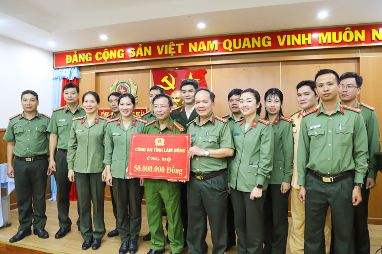Đoàn công tác trao trao 50 triệu đồng cho quỹ của công an các tỉnh để chủ động khắc phục hậu quả thiên tai