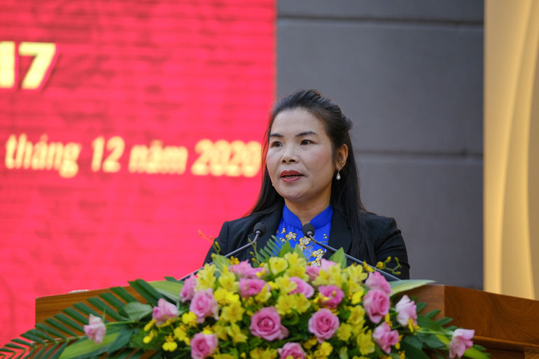 Bà Phạm Thị Tường Vân - Quyền Giám đốc Sở Tài chính đọc dự thảo Nghị quyết về dự toán thu ngân sách nhà nước trên địa bàn; dự toán thu, chi ngân sách địa phương; phân bổ dự toán ngân sách địa phương năm 2021