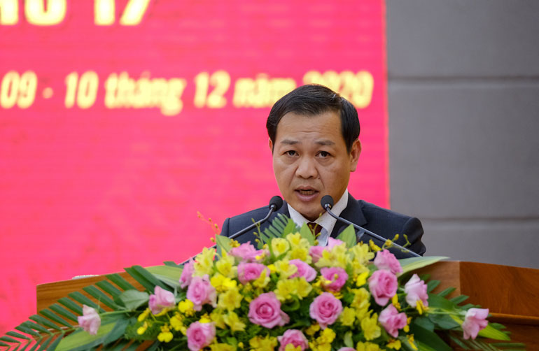 Ông Trần Hồng Quyết - Giám đốc Sở Nội vụ trình bày các nghị quyết để HĐND biểu quyết thông qua chiều nay