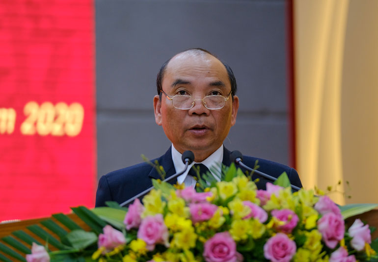 Ông Bùi Văn Lâm - Phó Giám đốc Sở Kế hoạch và Đầu tư đọc dự thảo các nghị quyết để đại biểu HĐND biểu quyết thông qua