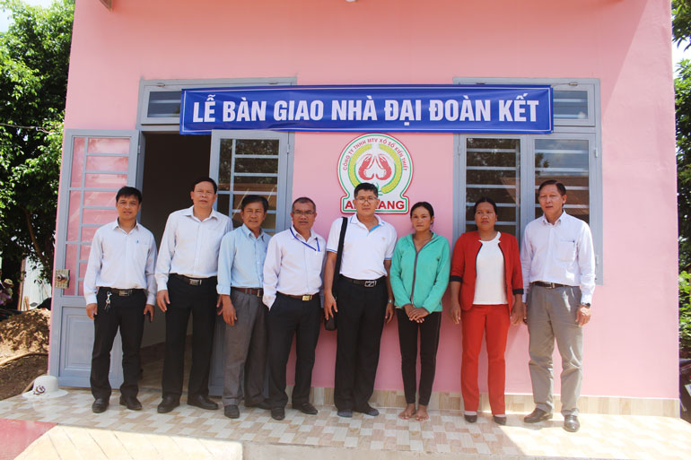Trao tặng 21 căn nhà Đại đoàn kết cho các hộ khó khăn