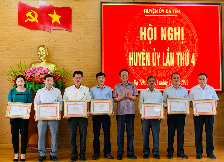 Đồng chí Tôn Thiện Đồng - Bí thư Huyện ủy Đạ Tẻh trao giấy khen cho các tập thể và cá nhân đạt thành tích xuất sắc 5 năm 2015 – 2020