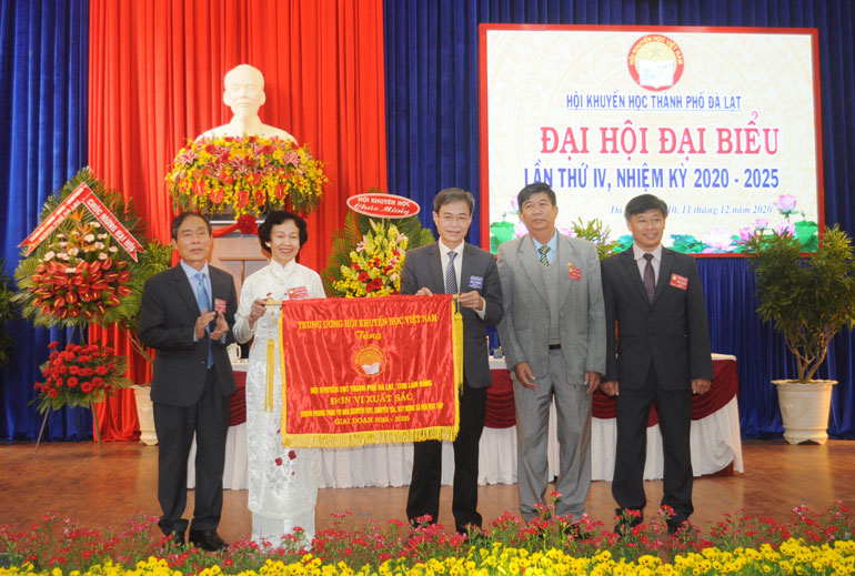 Trao Cờ đơn vị xuất sắc trong phong trào thi đua khuyến học, khuyến tài, xây dựng xã hội học tập, giai đoạn 2016 - 2020 của Trung ương Hội Khuyến học Việt Nam cho Hội Khuyến học thành phố Đà Lạt