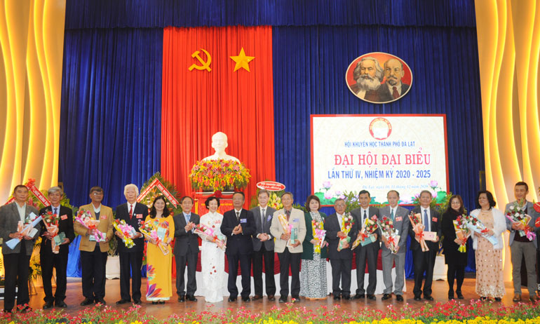 Tặng hoa và quà cho các đồng chí thôi không tham gia Ban Chấp hành Hội Khuyến học thành phố Đà Lạt khóa mới