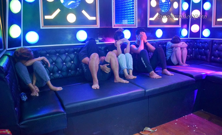 Đột kích quán karaoke, bắt quả tang 11 thanh niên đang ''bay lắc''