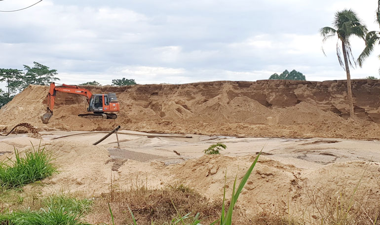 Phạt 3 bãi tập kết cát trái phép hơn 75 triệu đồng