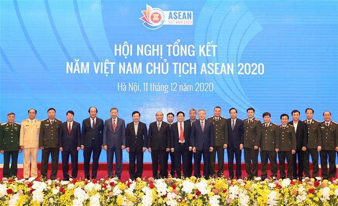 Thủ tướng Nguyễn Xuân Phúc và các đại biểu.