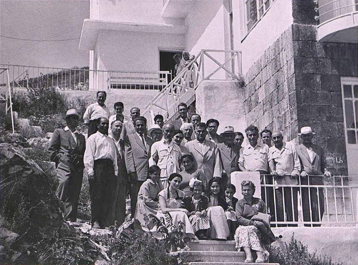 Chủ tịch Hồ Chí Minh chụp ảnh lưu niệm với các nhà văn Armenia tại khu nghỉ mát mùa hè Hội Nhà văn Armenia, gần hồ Sevan. (Ảnh do Đại sứ Kazhoyan cung cấp)./
