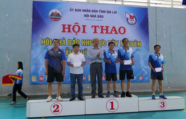 Vận động viên Hồ Toàn, Văn Thạch (HNB Lâm Đồng) đoạt giải Nhì môn bóng bàn đôi nam