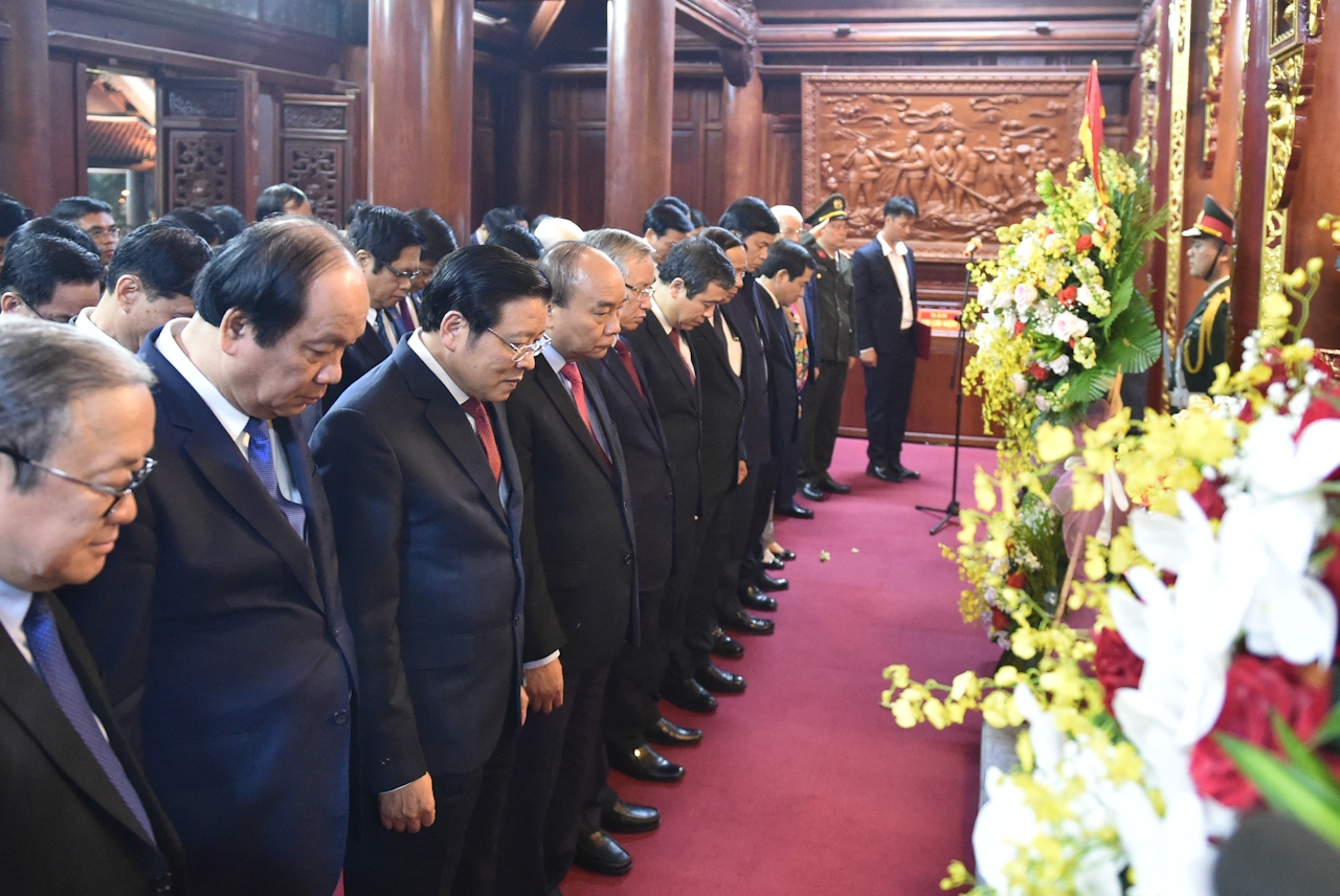 Thủ tướng Nguyễn Xuân Phúc và các đại biểu dâng hương tại Đền thờ Bác Hồ