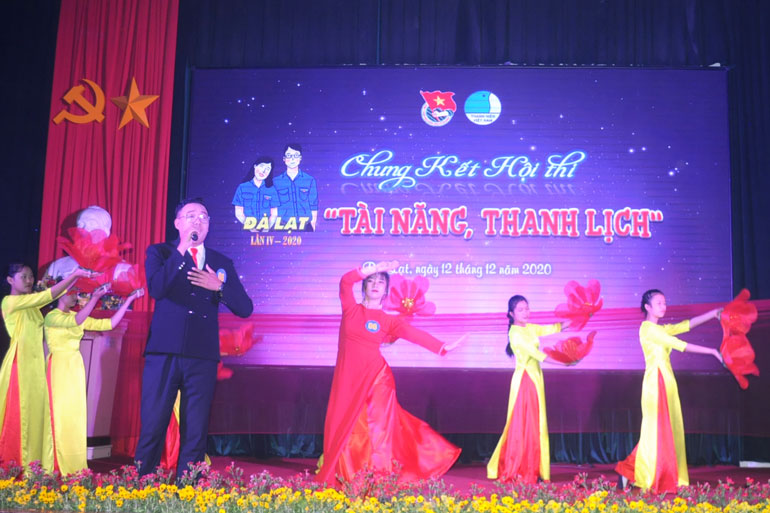 Thí sinh thể hiện phần thi năng khiếu