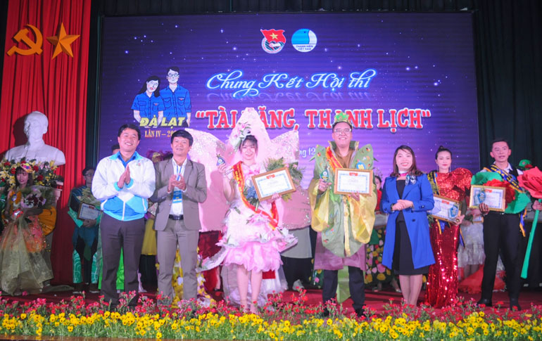 Trao giải cho các thí sinh