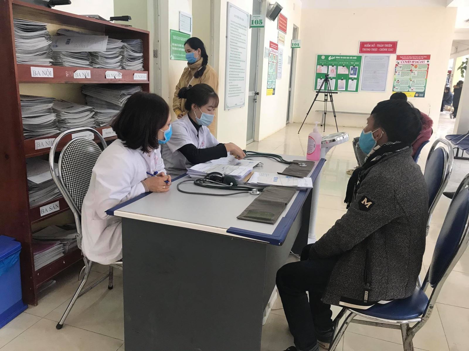 Đến chiều 13/12, Việt Nam còn 19.992 người đang cách ly phòng dịch COVID-19