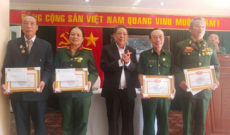 Khen thưởng 4 cá nhân xuất sắc trong xây dựng và phát triển Hội